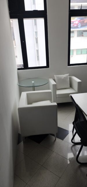 220925-Glass discussion table